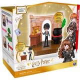 Spin Master HARRY POTTER - WIZARDING WORLD - HARRY POTTER MAGICAL MINIS - Set Aula de las Pociones con 1 figura Harry Potter Exclusiva 8 cm y 3 Accesorios - 6061847 - Juguetes Niños 5 Años +, Muñecos Wizarding World HARRY POTTER - - HARRY POTTER MAGICAL MINIS - Set Aula de las Pociones con 1 figura Harry Potter Exclusiva 8 cm y 3 Accesorios - 6061847 - Juguetes Niños 5 Años +, Acción / Aventura, 5 año(s), Multicolor