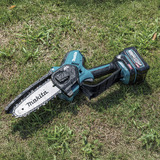 Makita Sierra de poda a batería, motosierra UC029GZ XGT, 40 Voltios azul/Negro
