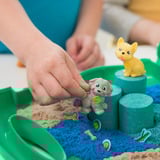 Spin Master Kinetic Sand, Parque para cachorros de excavación, 680 g de arena de juego, herramientas multiusos con forma de cachorros, 2 herramientas para la arena, estuche de almacenamiento reutilizable, juguetes sensoriales para niños y niñas a partir de 3 años 