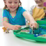 Spin Master Kinetic Sand, Parque para cachorros de excavación, 680 g de arena de juego, herramientas multiusos con forma de cachorros, 2 herramientas para la arena, estuche de almacenamiento reutilizable, juguetes sensoriales para niños y niñas a partir de 3 años 