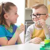 Spin Master Kinetic Sand, Parque para cachorros de excavación, 680 g de arena de juego, herramientas multiusos con forma de cachorros, 2 herramientas para la arena, estuche de almacenamiento reutilizable, juguetes sensoriales para niños y niñas a partir de 3 años 