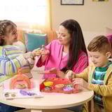 Spin Master KINETIC SAND - KIT APLASTA LA PIZZA: 452 g de Arena Mágica en 4 Colores + Accesorios - Juegos Infantiles - Manualidades niños - Juguetes Niños 5 Años + - Regalo Niño 5 Años + - Arena Kinetica, Juego de arena 