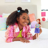 Mattel Muñeca Barbie Fashionista con top de jersey y falda plisada, Muñecos 