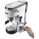 DeLonghi Dedica Style EC 685.W Semi-automática Máquina espresso 1,1 L, Cafetera espresso blanco/Plateado brillante, Máquina espresso, 1,1 L, Dosis de café, De café molido, 1300 W, Negro, Plata, Blanco